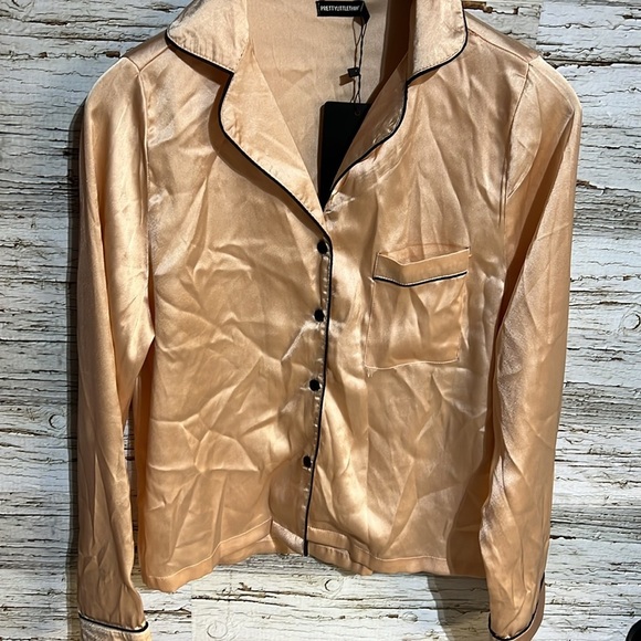 Prettylittlething button up blouse size small - Picture 6 of 9